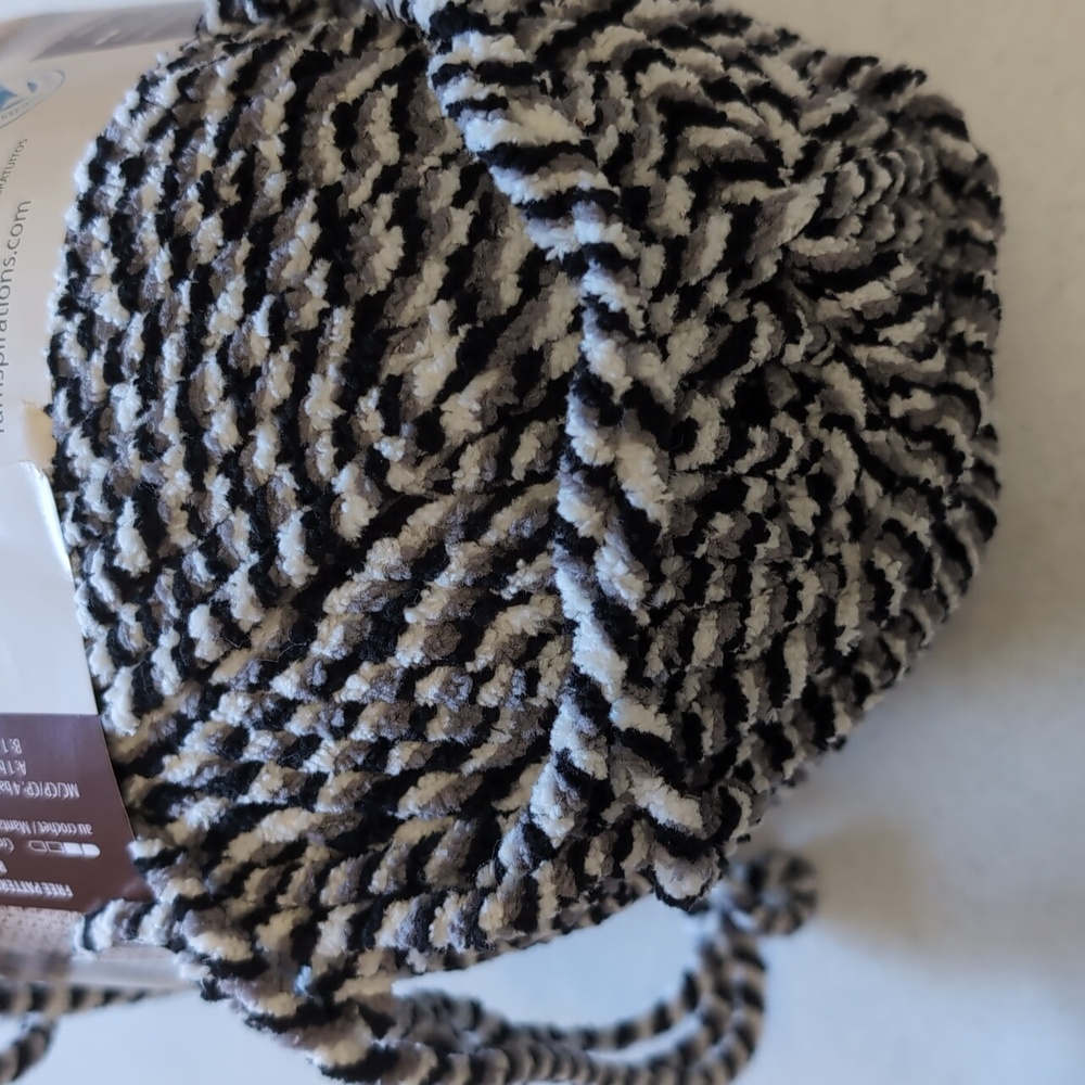 Bernat Black and White Blanket Yarn- New-inkwell - Picture 3 of 5